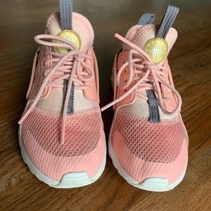 Nike Huraches Pink